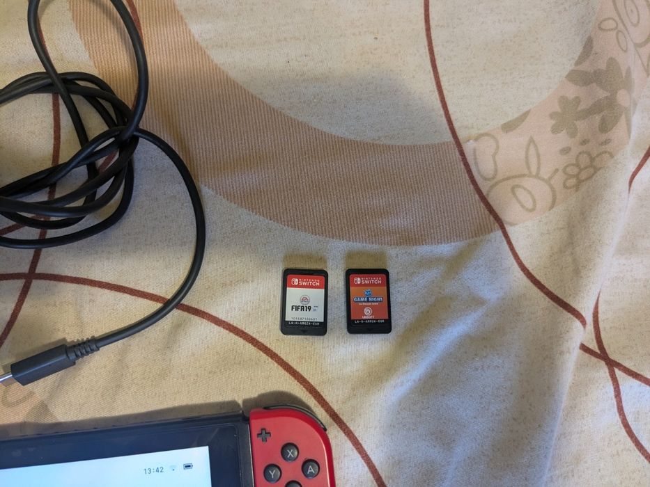 Consolă Nintendo Switch, plus 2 jocuri.