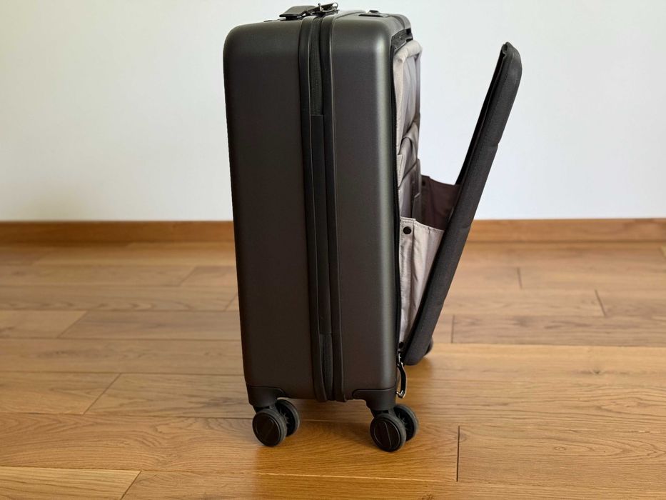 Кабинен куфар Xiaomi с вградени ключалки и отделение за лаптоп