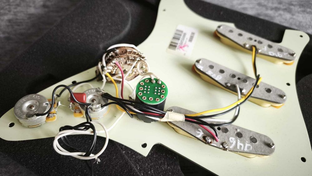 Fender Vintera ’60s Modified Stratocaster Loaded Pickguard – Hot ’60s Pickups – S-1 Switching – Original Fender