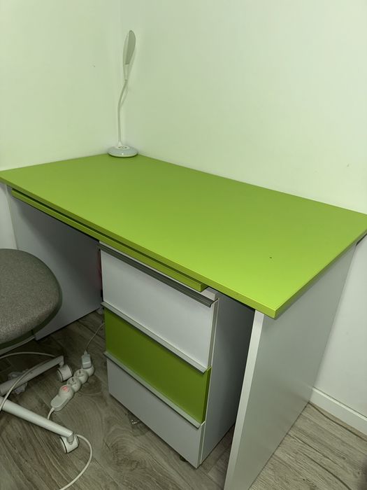 Vand birou de 110x60, se deschide are inca o parte facandu se mai mare