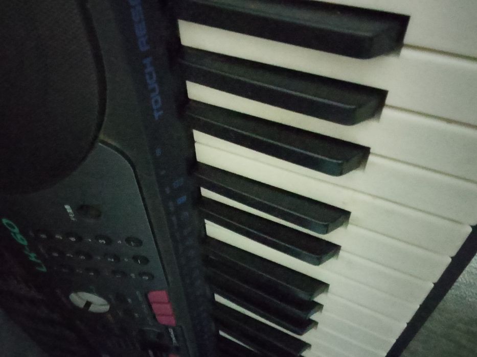 Продам синтезатор