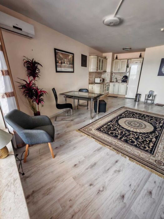 Уникален тристаен апартамент на 1 линия море