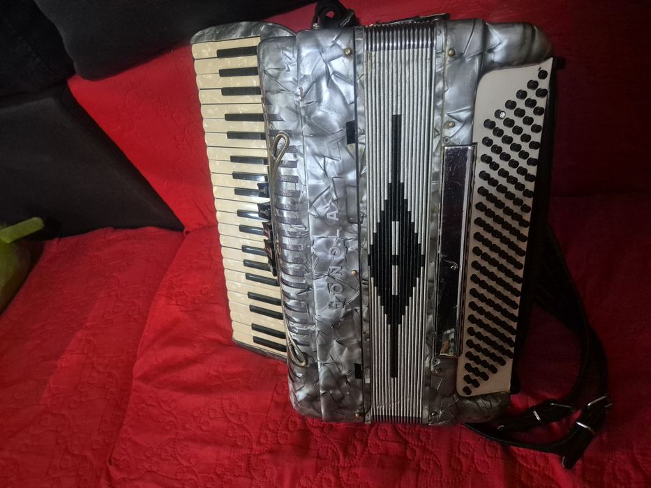 Vând acordeon italian Sonola 120 basi