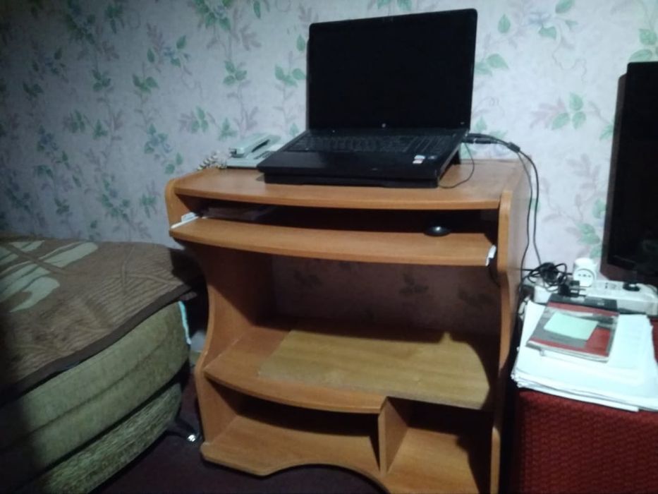 Продам компьютерный стол.. б/у в отличном состоянии