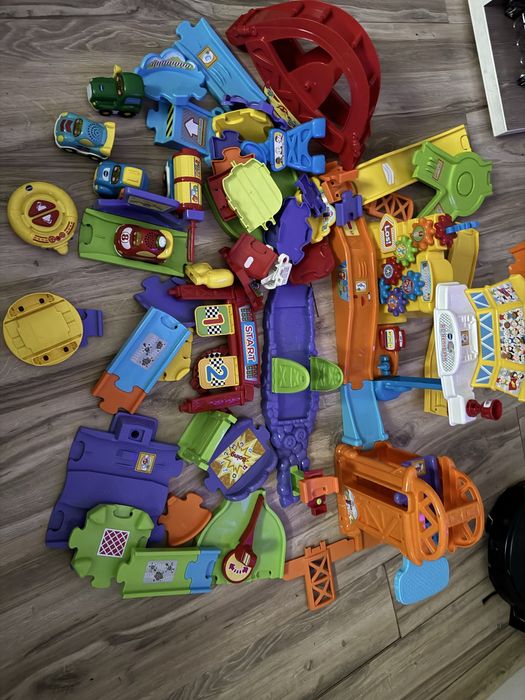 Две големи  vtech писти, полиция, пожарна и музикална кола