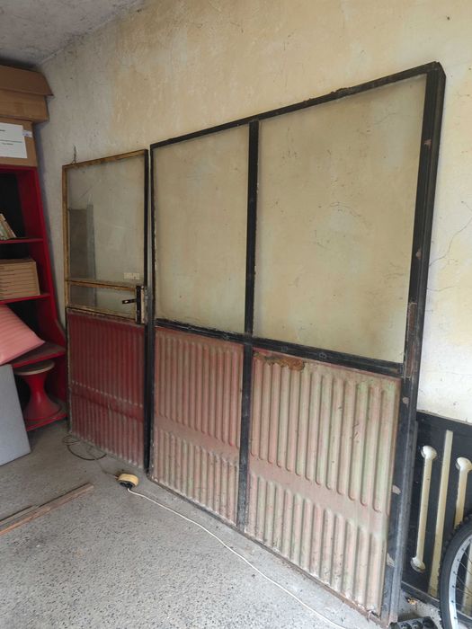 метални врата и преграда със стъкла