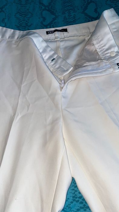 Pantaloni Zara de costum combinati cu satin