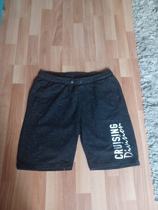 Pantaloni scurți