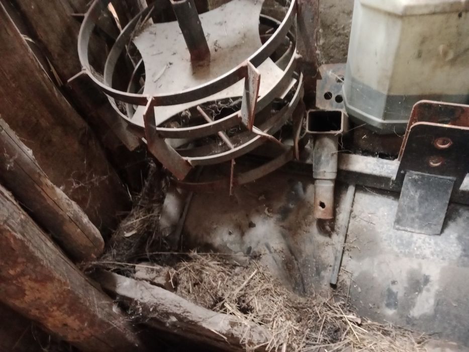 Продам на мотоблок отвал железные колеса