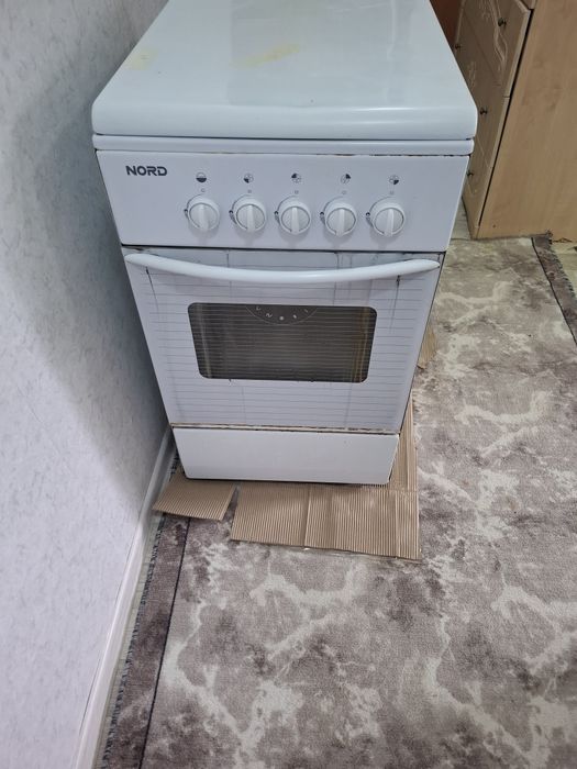 Газплита рабочая и посуда разная отдам даром  самовывоз