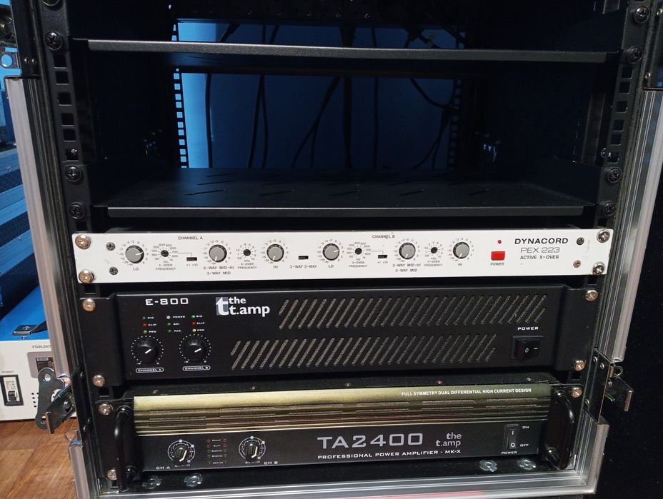 Amplificator the t.amp e 2400 MK X și un amplificator t ampe 800