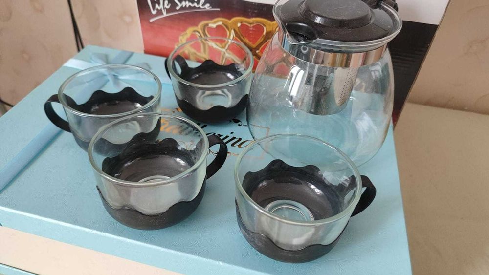 Графины, разная посуда