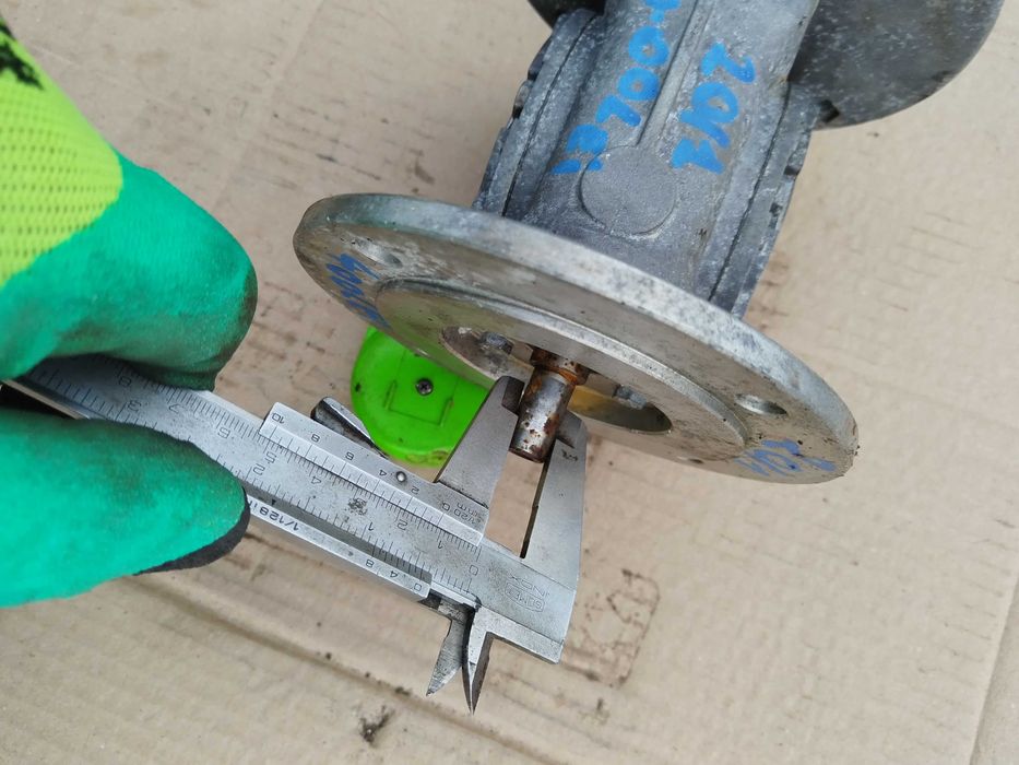 Reductor 20/1 la 90 de grade