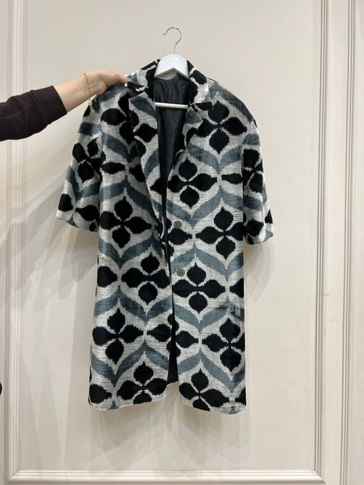 Qo‘l mehnatida tikilgan ayollar jaketi – nafis uslub