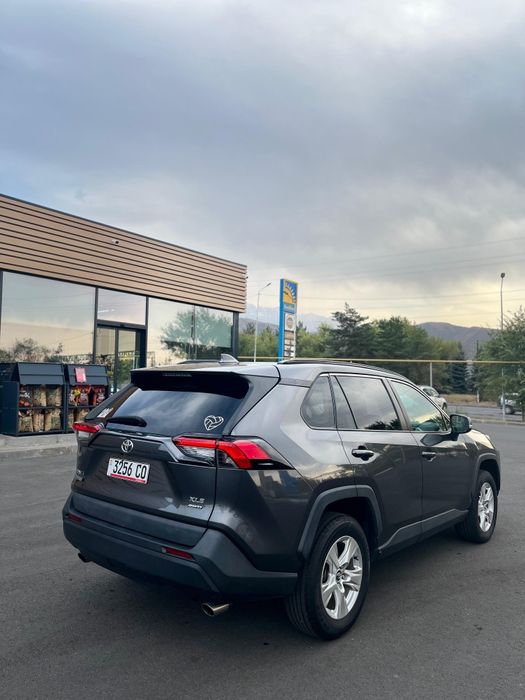 Машина     продам.