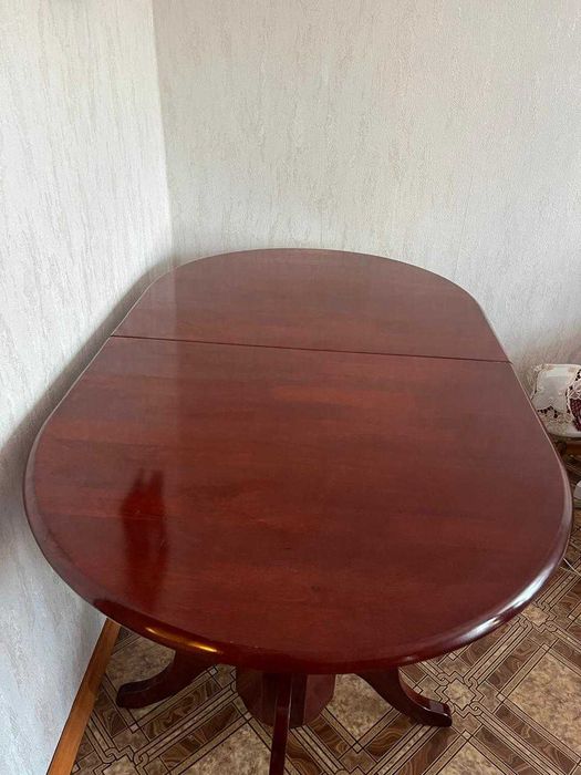 Продам стол в гостиную