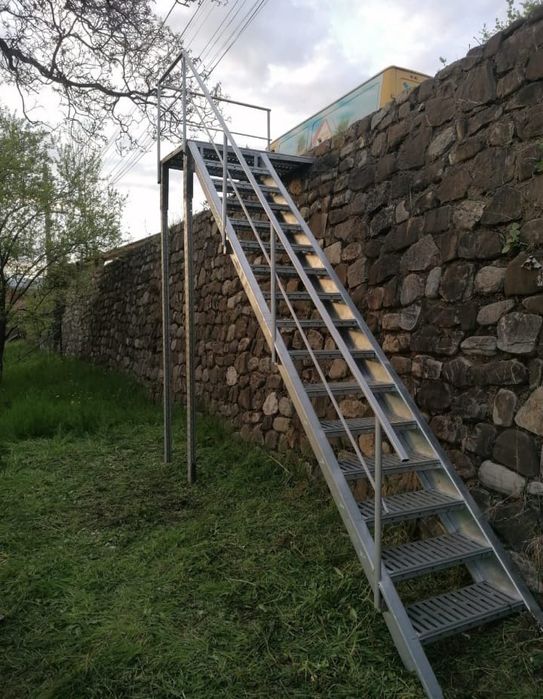 Scara metalica zincata pe comanda cu montaj