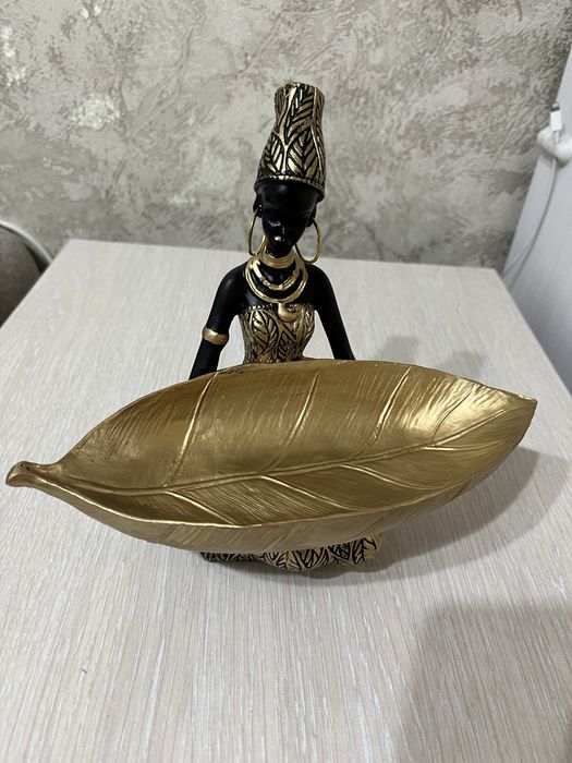 Статуэтка Африканка с подносом