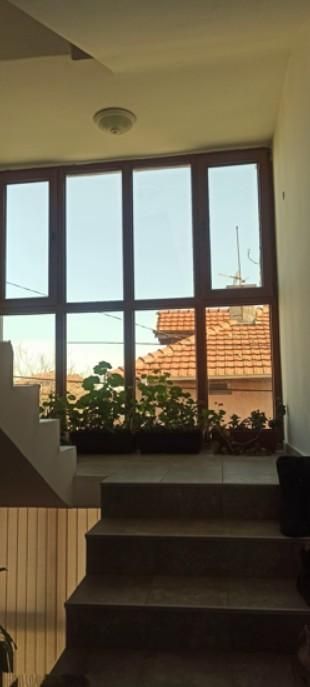 Триетажна Къща с двор в ж.к Меден Рудник