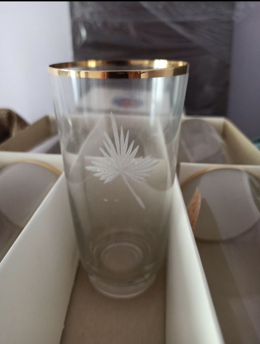 Тънкостенни чаши с позлатен ръб