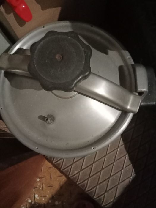 Чаши. Чайник.Тенжера под налягане.