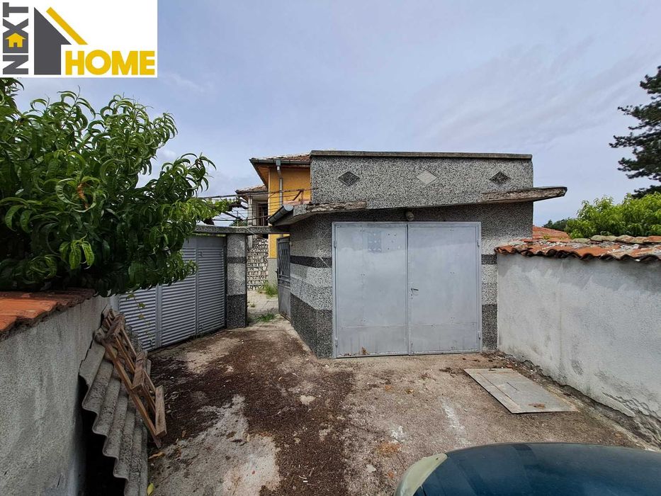 Две къщи с гараж и стопанска постройка