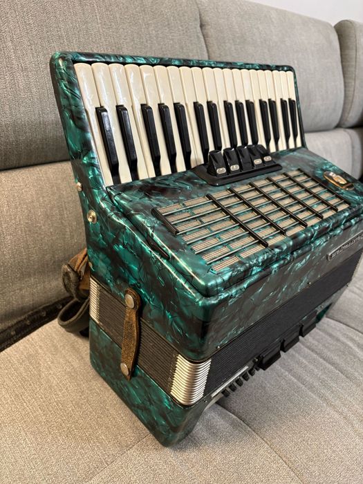 Acordeon Weltmeister Stella cu 80 de basi