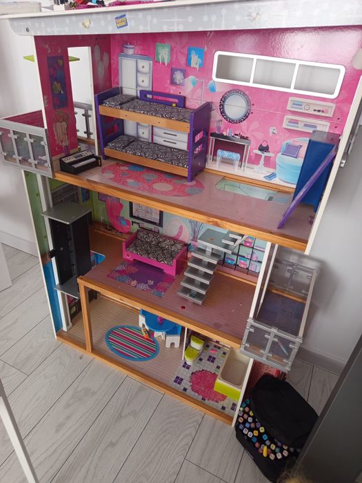 Vand casută Barbie.