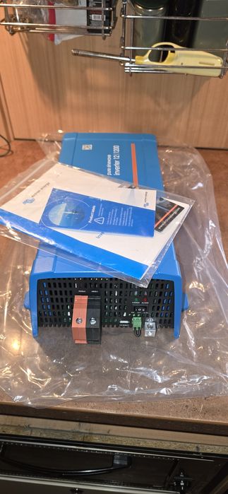 Victron Inverter Инвертор 12/220v , 1200W