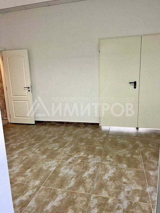 Продава търговски обект - магазин в гр. Нови пазар на главна, оживена улица.