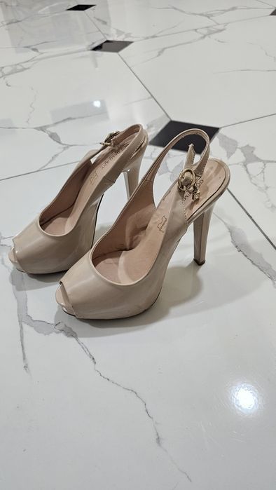 Женские босоножки