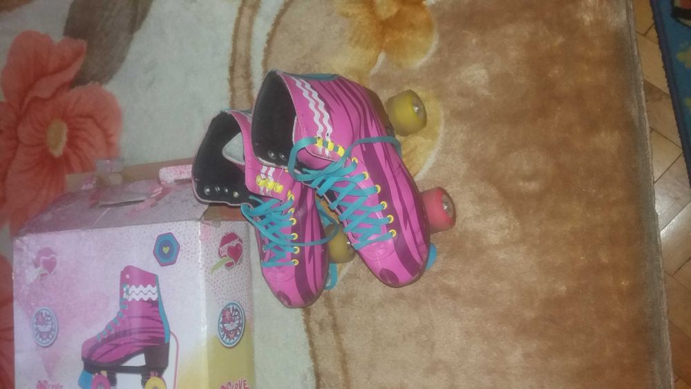 Светещи кънки на Сой Луна и каски за колело