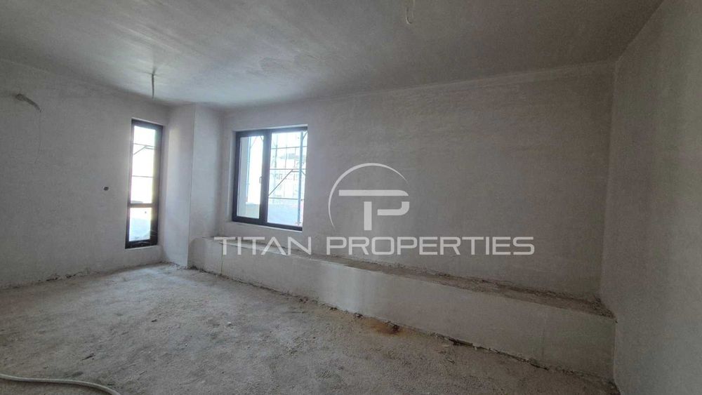 Тристаен апартамент Център