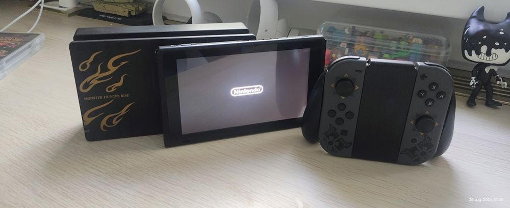 Vând consolă Nintendo Switch Ediție Specială Monster Hunter Rise, model de colecție cu design unic pe consolă, dock și controllerele Joy-Con+ 2 jocuri