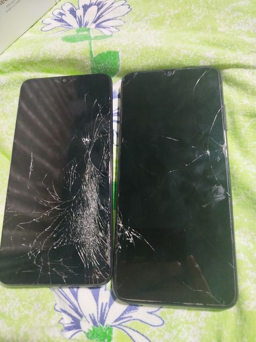 Продам 2 телефона  разбитые но рабочии