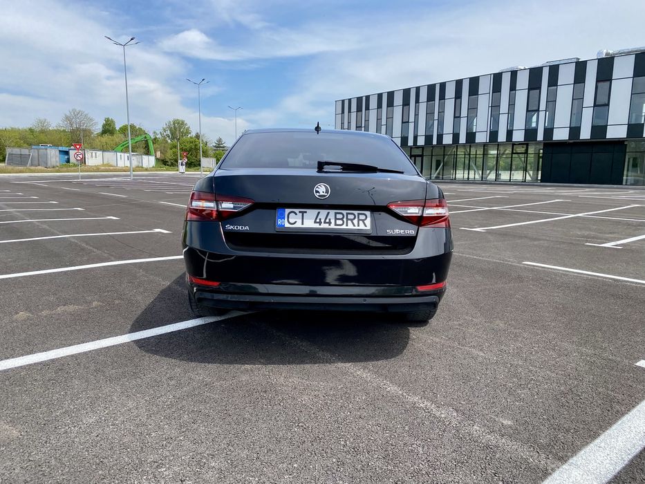 Skoda Superb 2.0 diesel 150cp Car Vertical