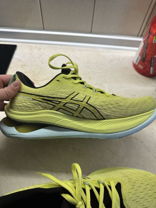 Продавам ASICS GEL-Kinsei Max 42
