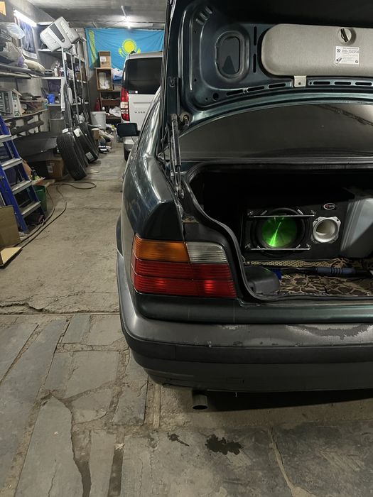 Задний левый фонарь е36