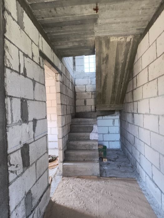 Casă de vânzare ,garaj și grădină,in comuna Pui