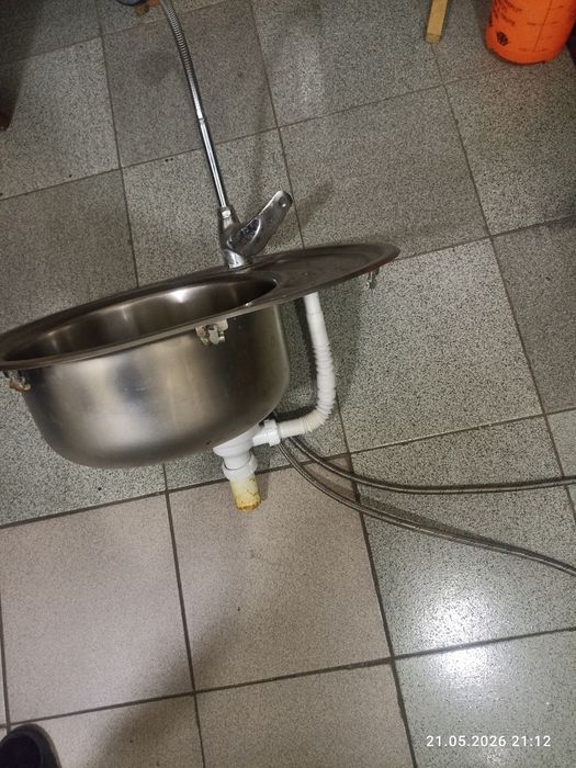 Раковина со смесителем и сифоном