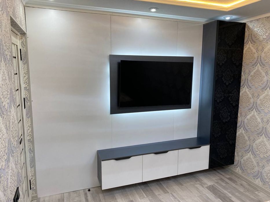 ТВ тумба стеклянными дверцами