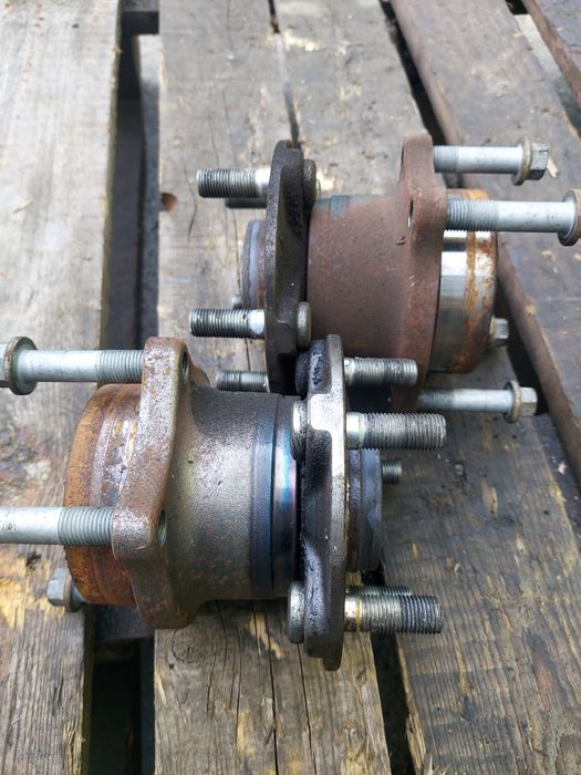 Подшипник задней ступицы  на Subaru BL BP .