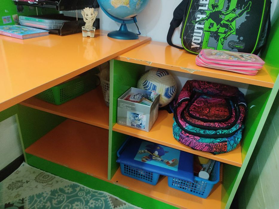 Школьный стол и стеллаж