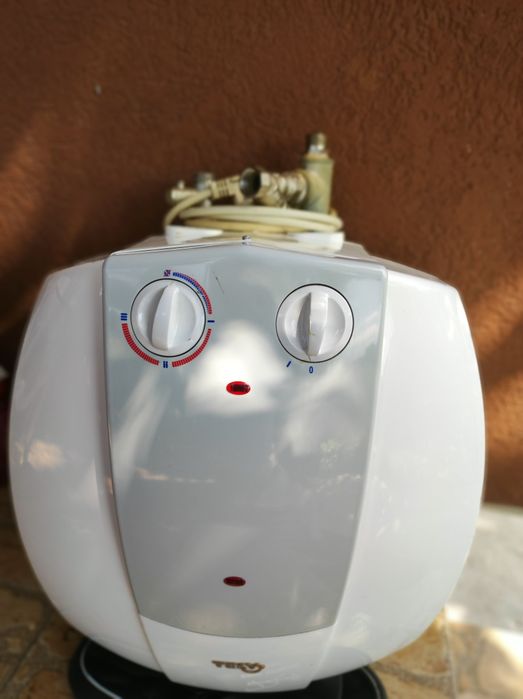 Vând 2 boilere electrice cap.15 l