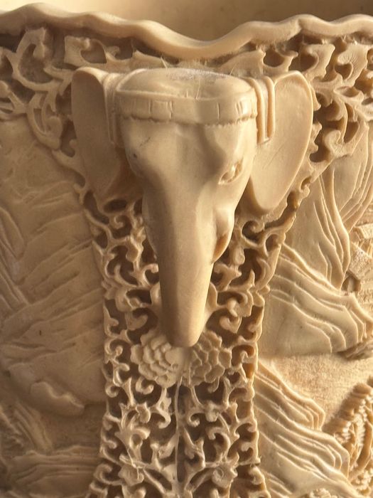 Старинна ваза с инкрустации