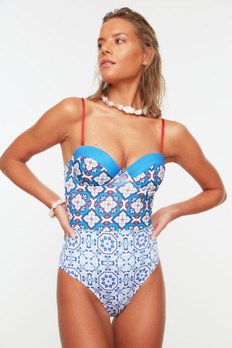 Нов цял бански невероятни цветове