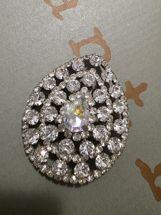 Brosa in stare perfecta cu cristale