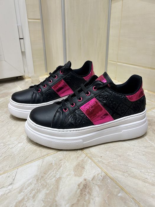 Обувки Guess