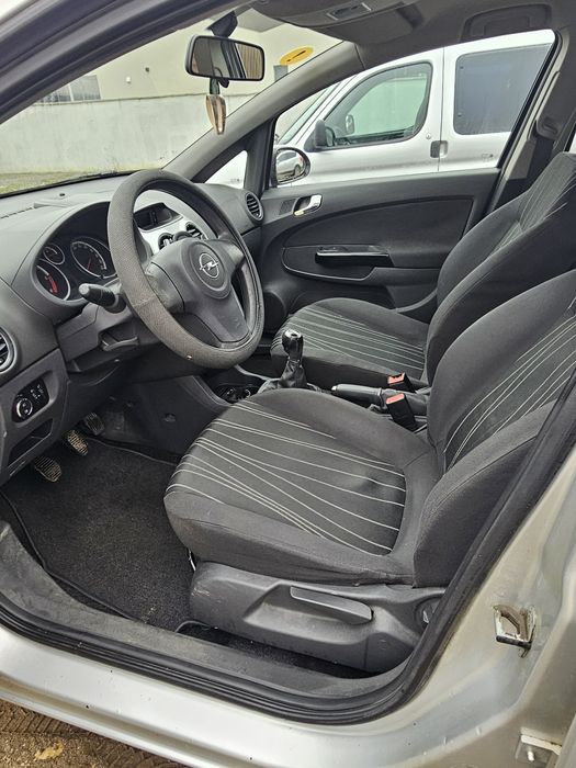 Opel Corsa 2010 .