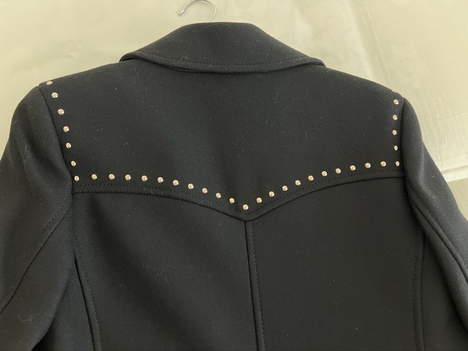 Vand  pardesiu Zara, nou, scurt, negru, cu tinte, XS